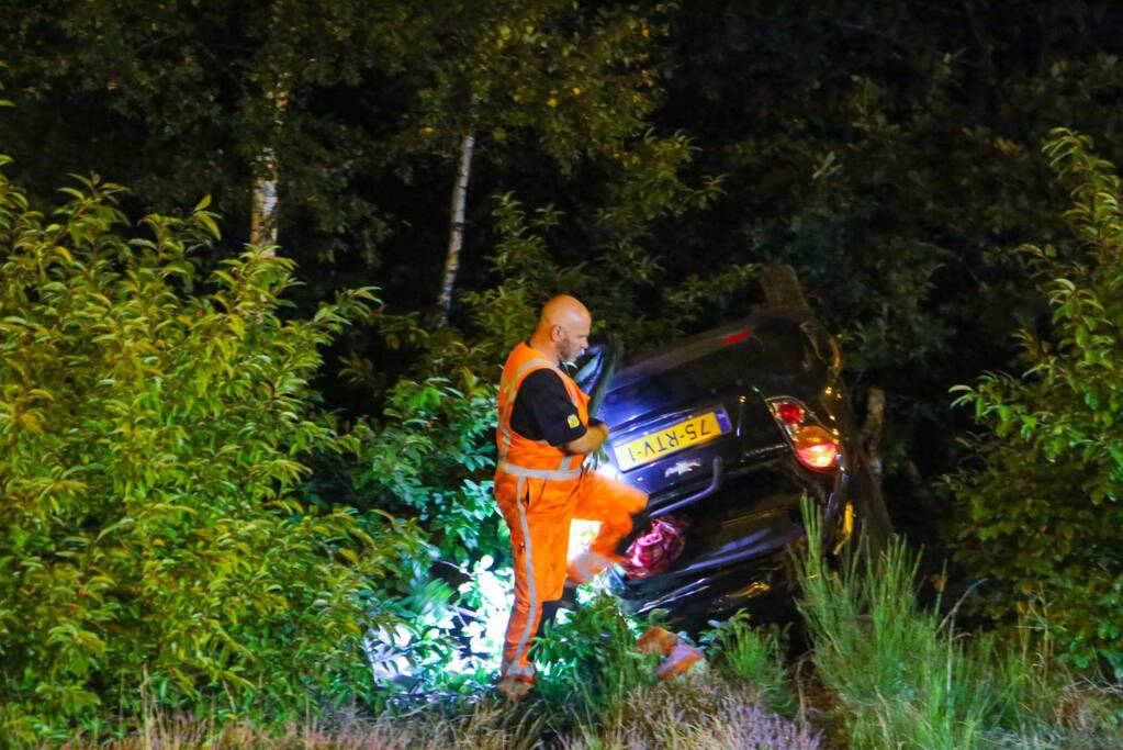 Personenauto belandt ondersteboven in bosschage