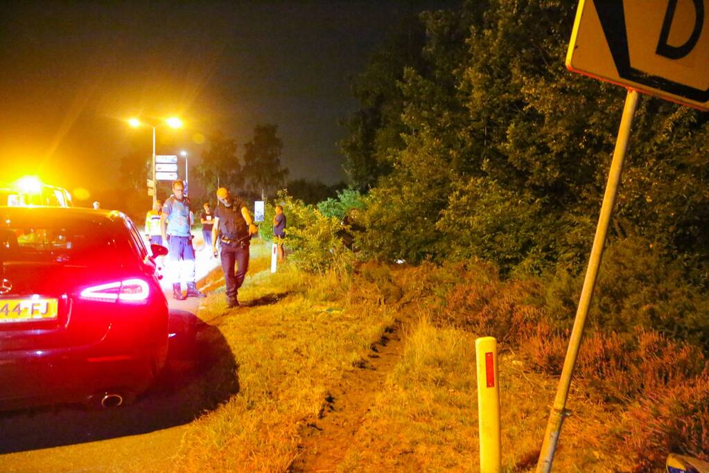 Personenauto belandt ondersteboven in bosschage