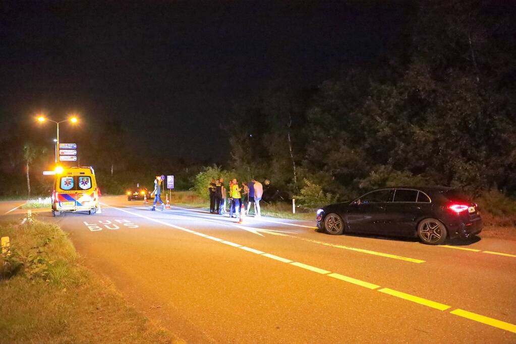 Personenauto belandt ondersteboven in bosschage