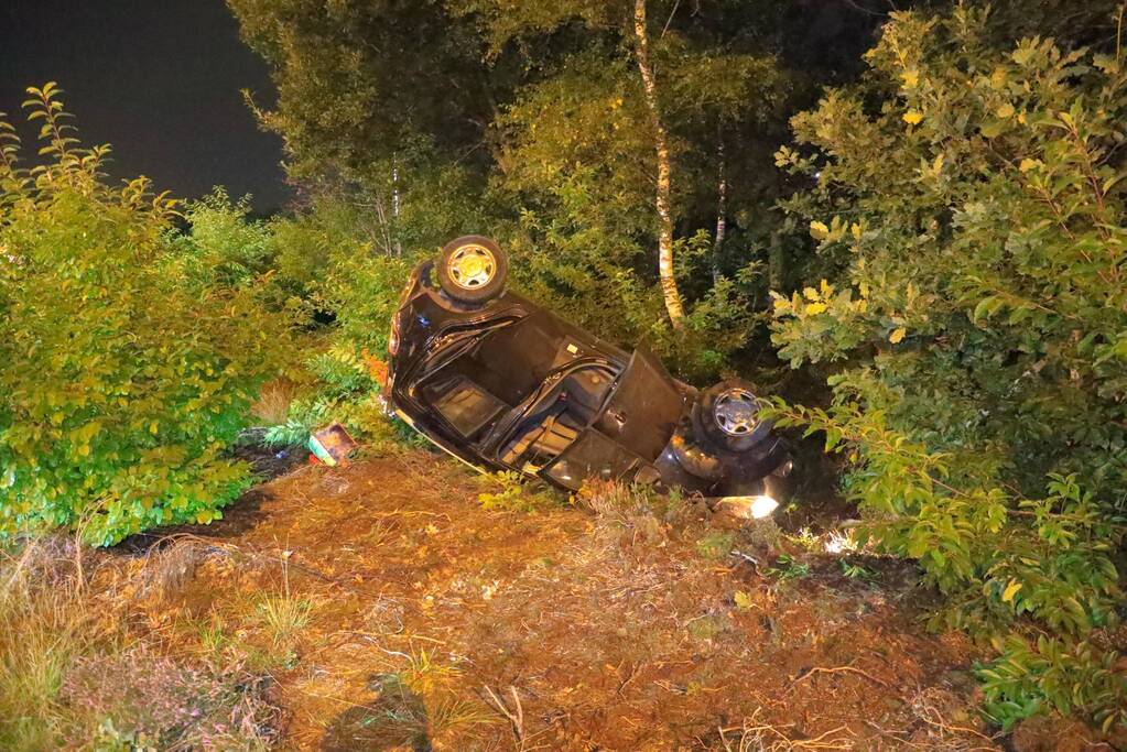 Personenauto belandt ondersteboven in bosschage