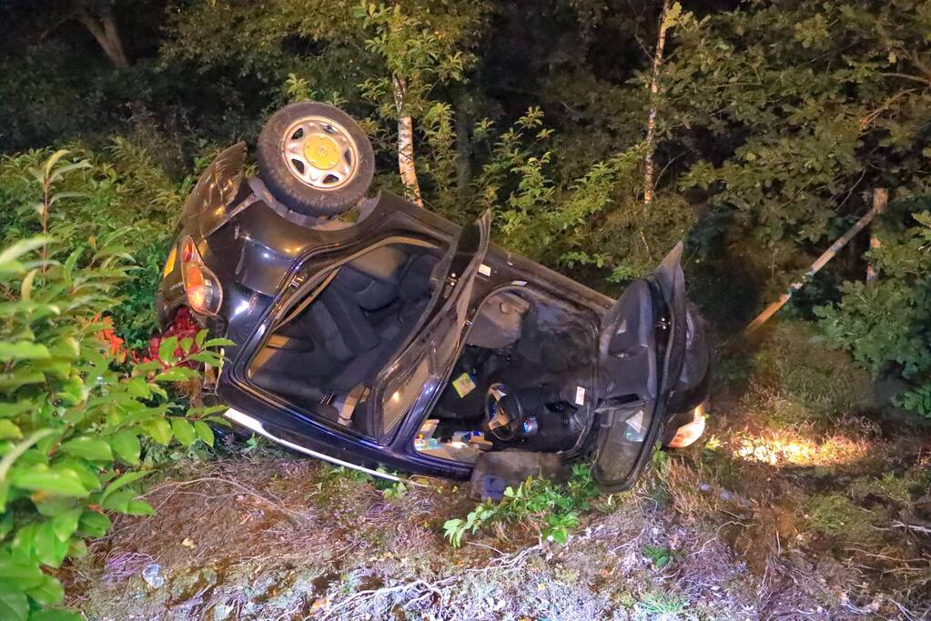 Personenauto belandt ondersteboven in bosschage