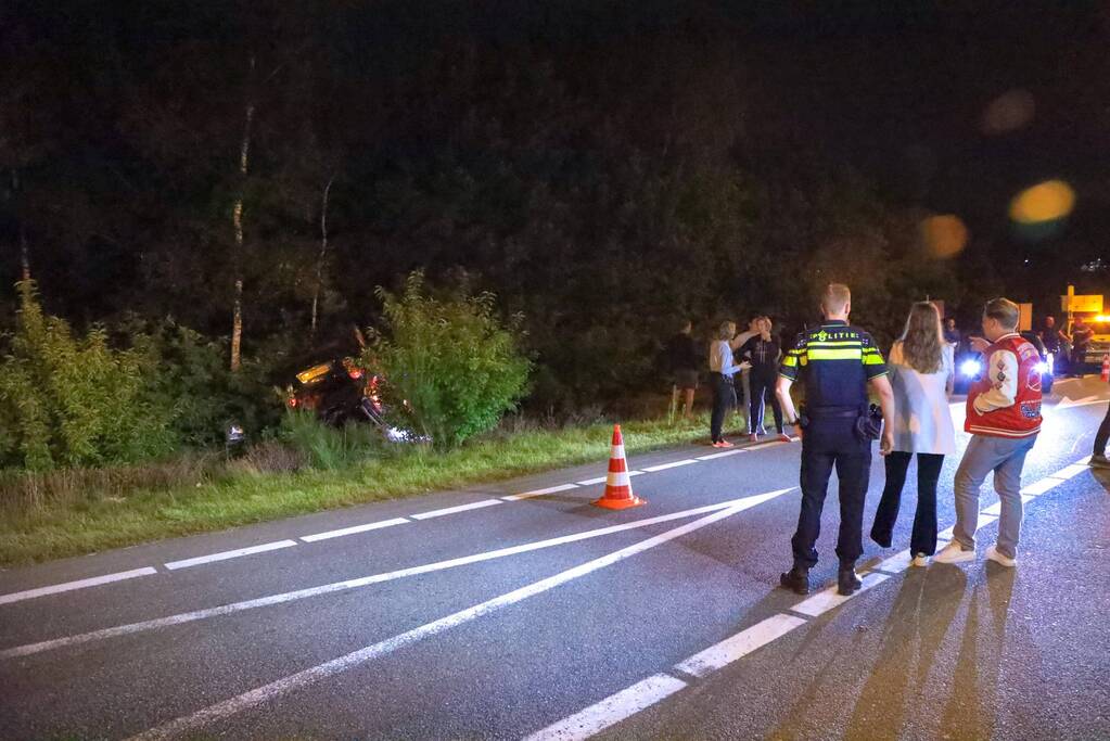 Personenauto belandt ondersteboven in bosschage