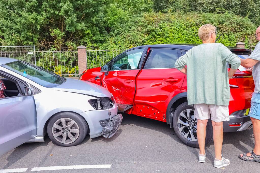 Kerende auto zorgt voor flinke schade