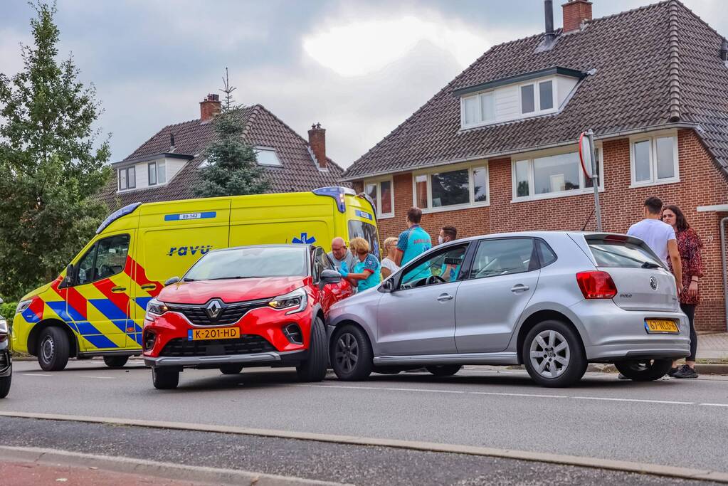 Kerende auto zorgt voor flinke schade