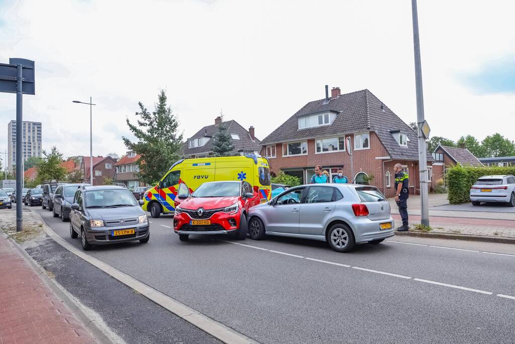 Kerende auto zorgt voor flinke schade