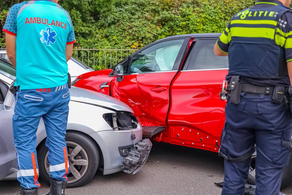 Kerende auto zorgt voor flinke schade