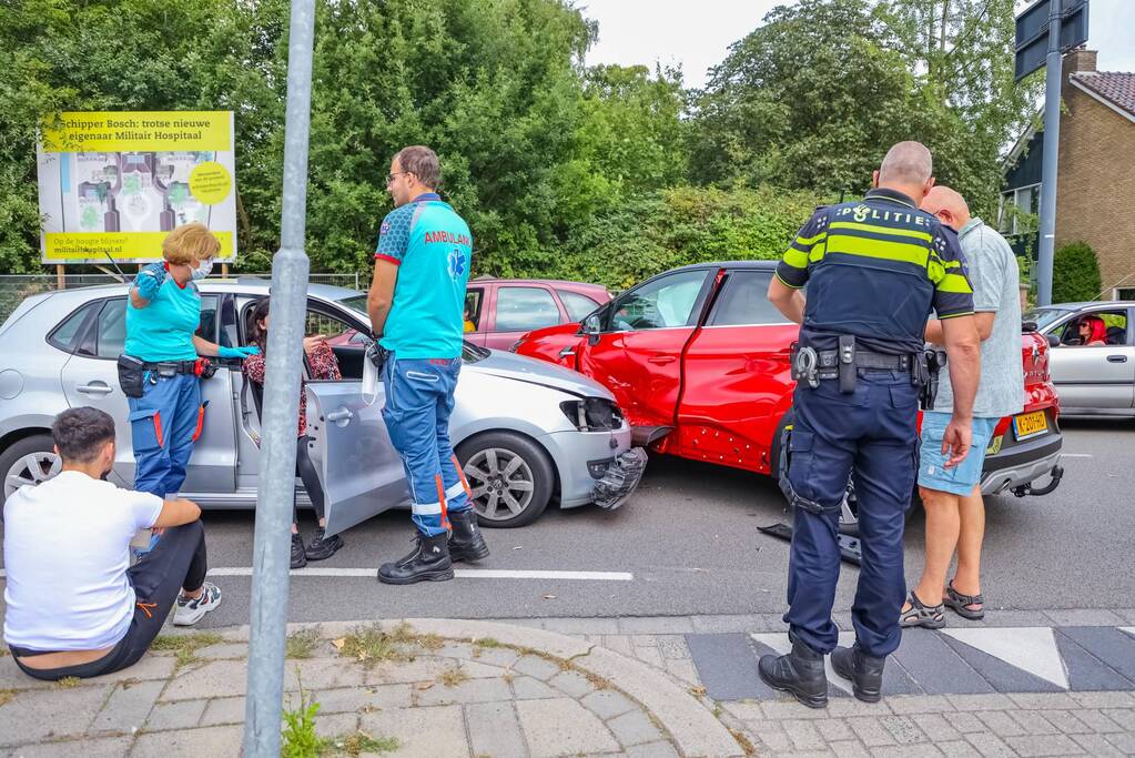Kerende auto zorgt voor flinke schade