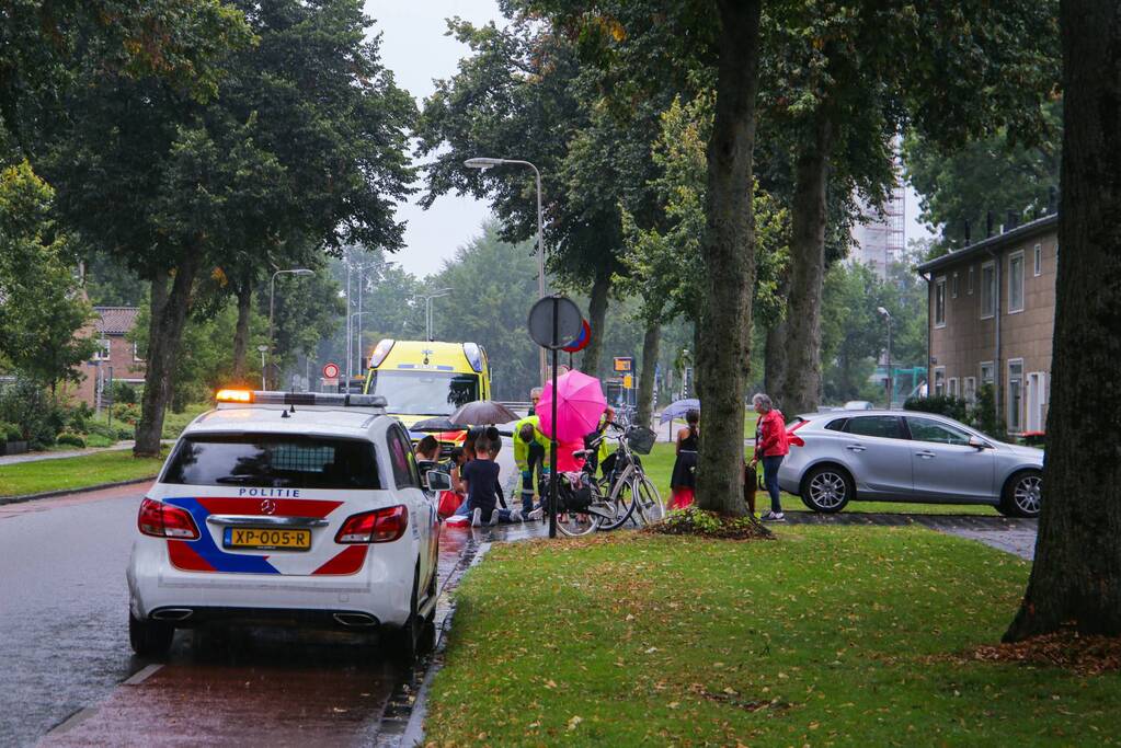 Fietsster gaat onderuit op glad wegdek