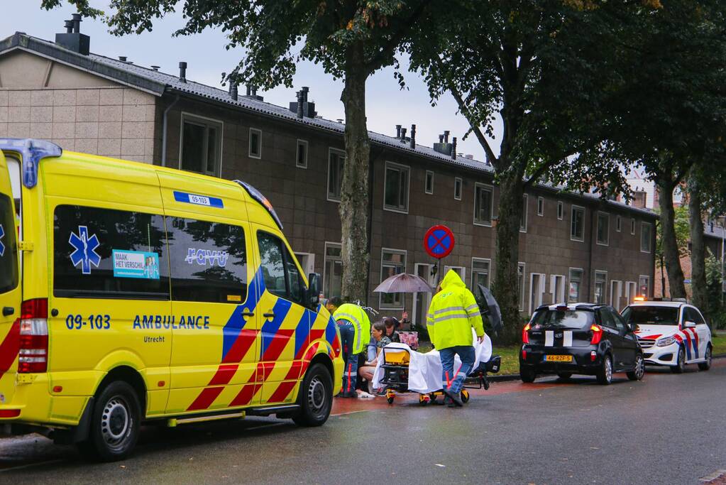 Fietsster gaat onderuit op glad wegdek