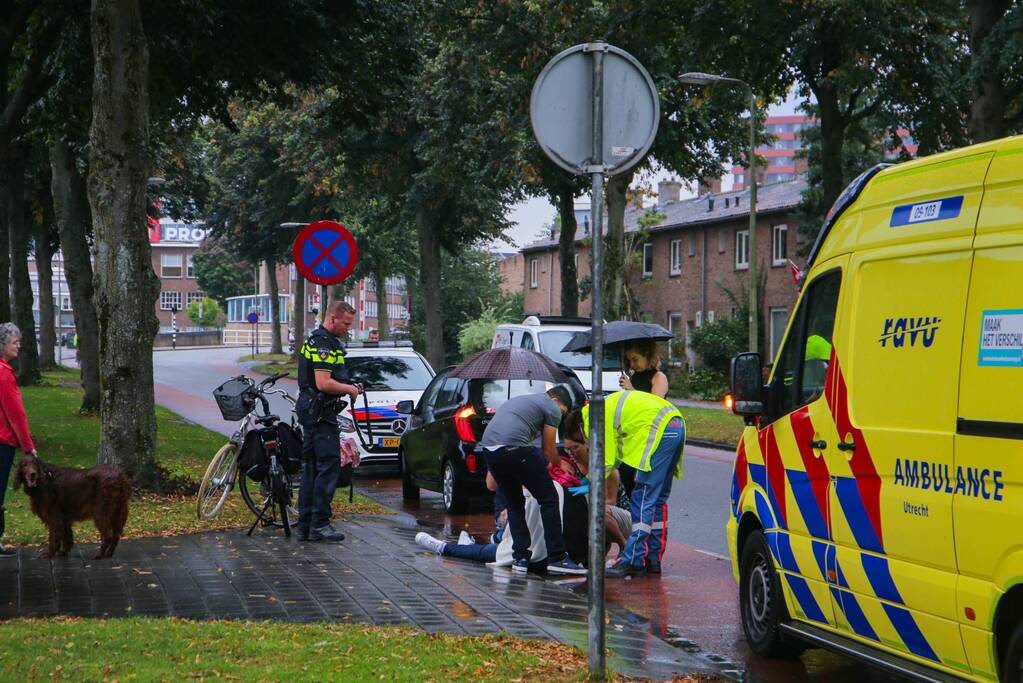 Fietsster gaat onderuit op glad wegdek