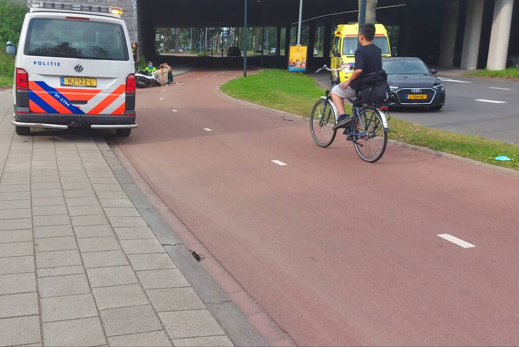 Twee scooters botsen op fietspad