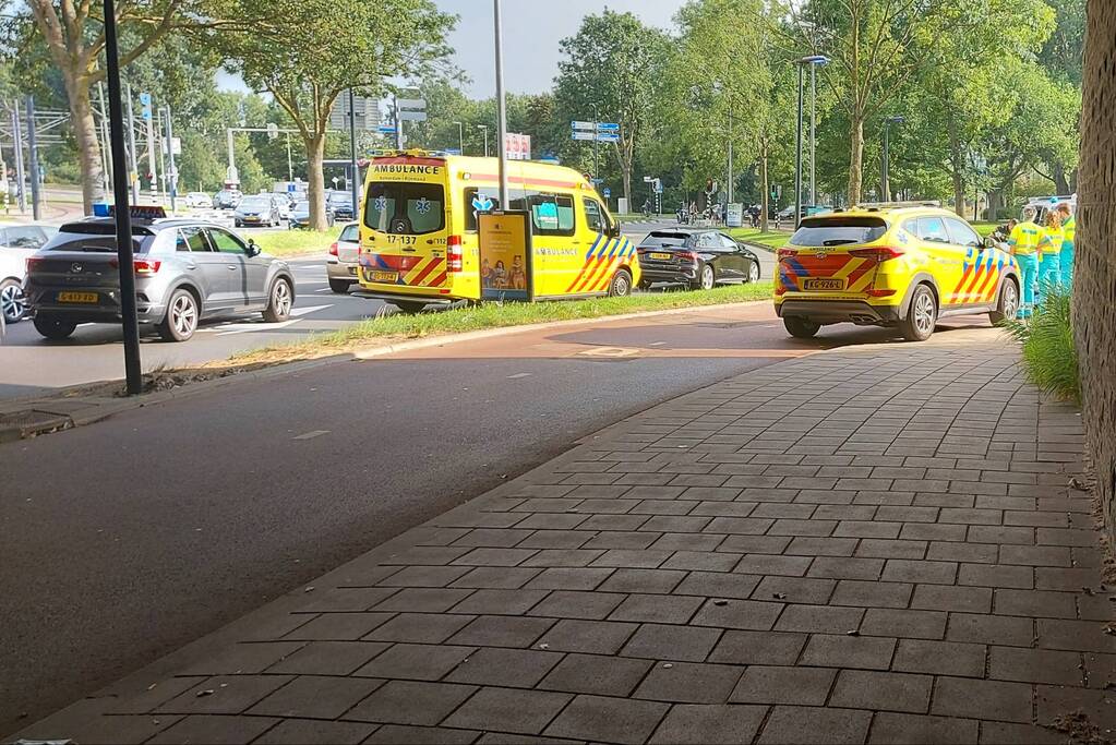 Twee scooters botsen op fietspad