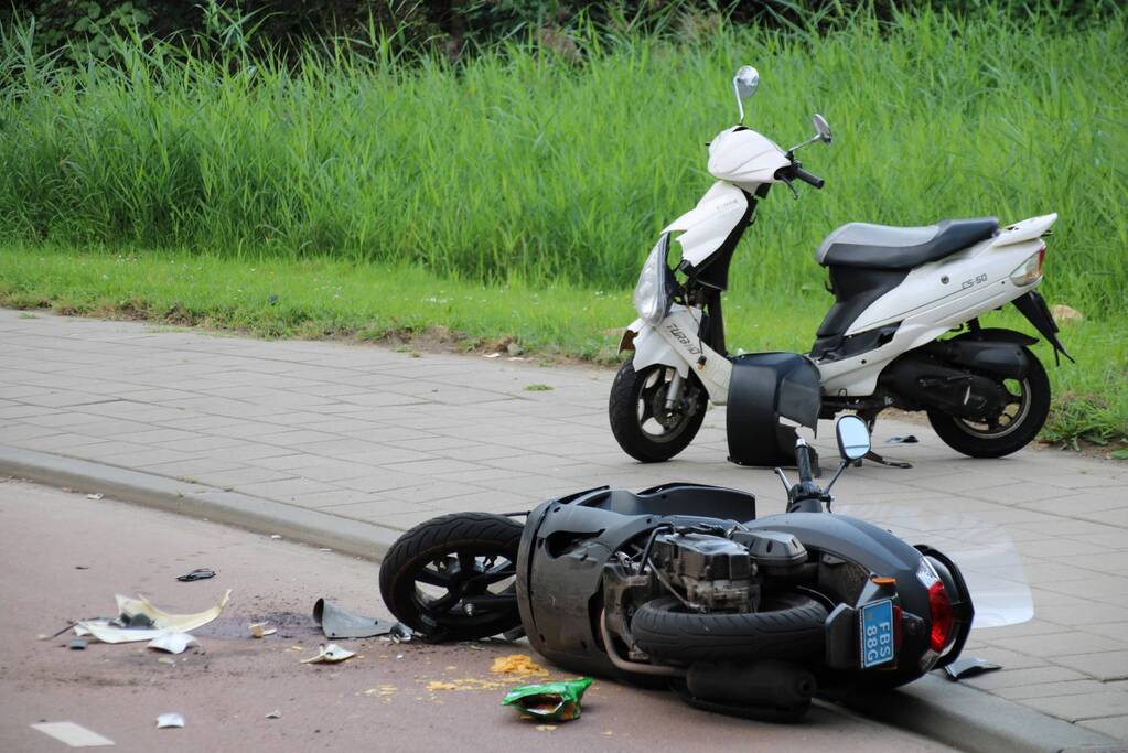 Twee scooters botsen op fietspad