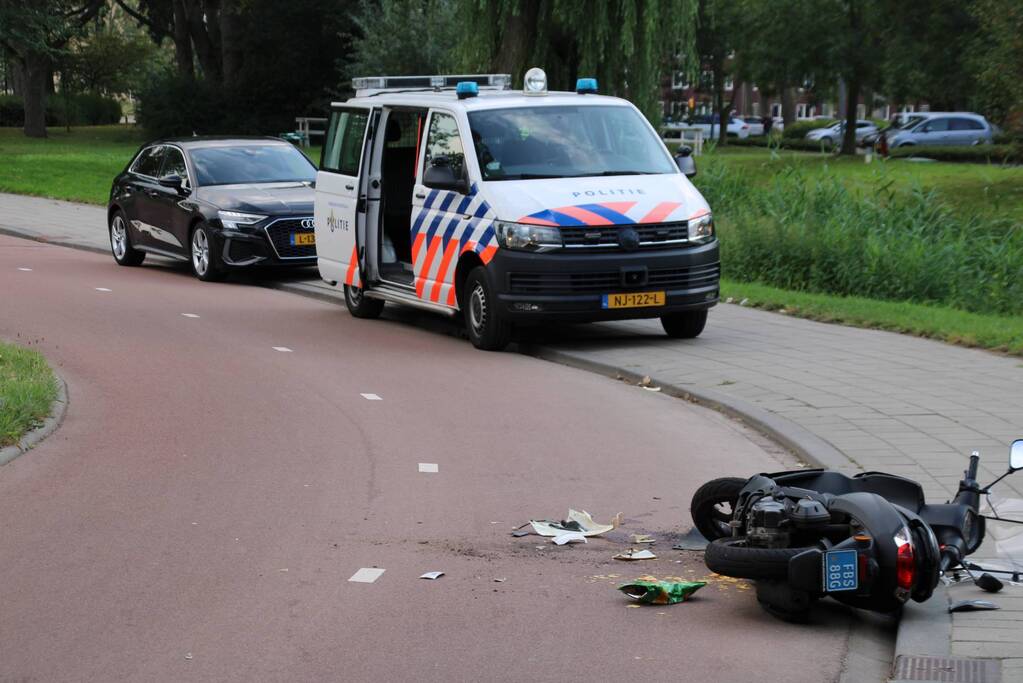 Twee scooters botsen op fietspad