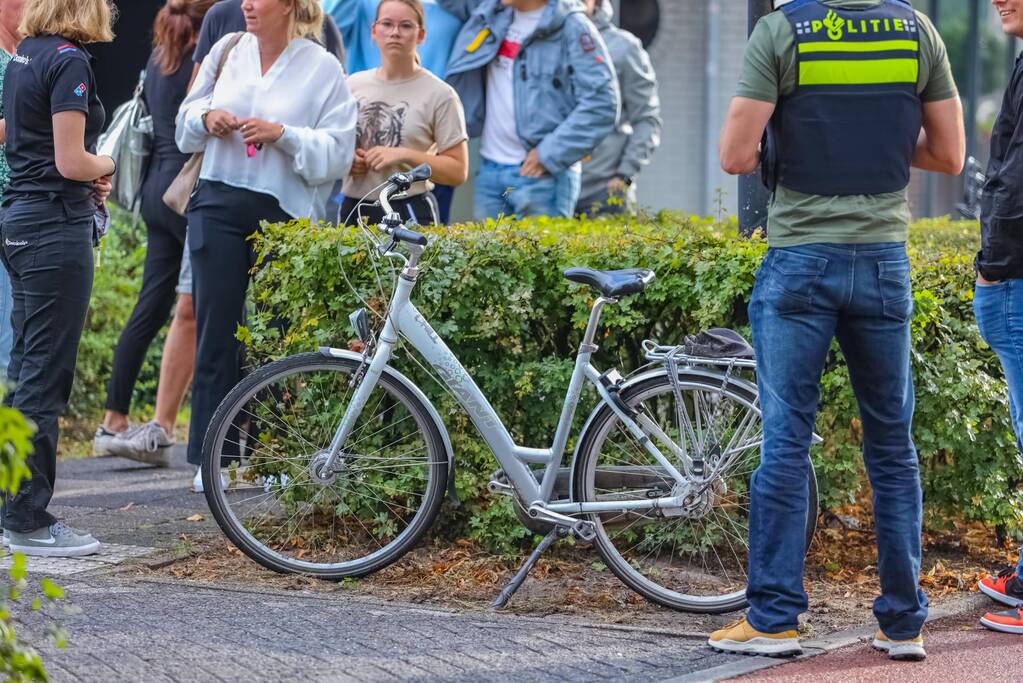 Fietser en scooterrijder botsen op fietspad
