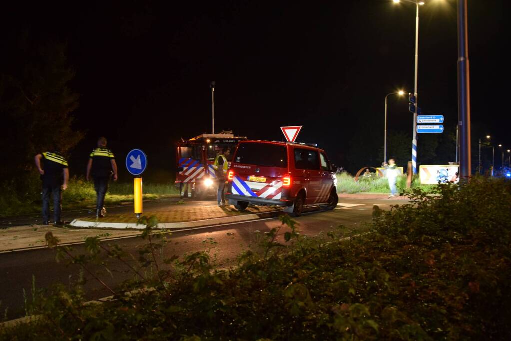 Personenauto vliegt uit de bocht