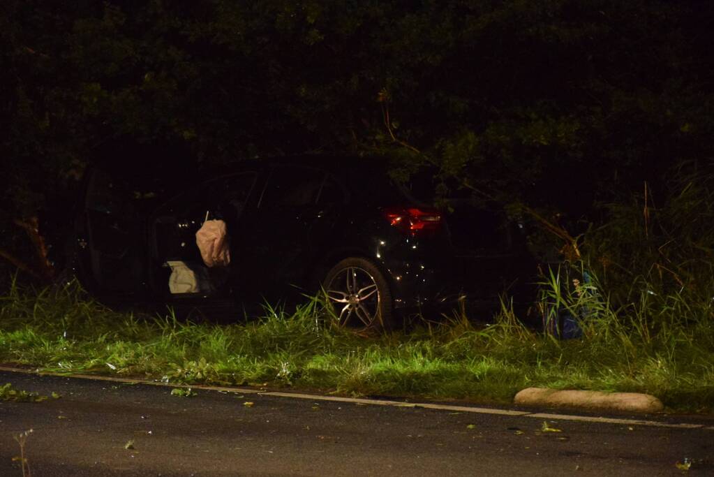 Personenauto vliegt uit de bocht