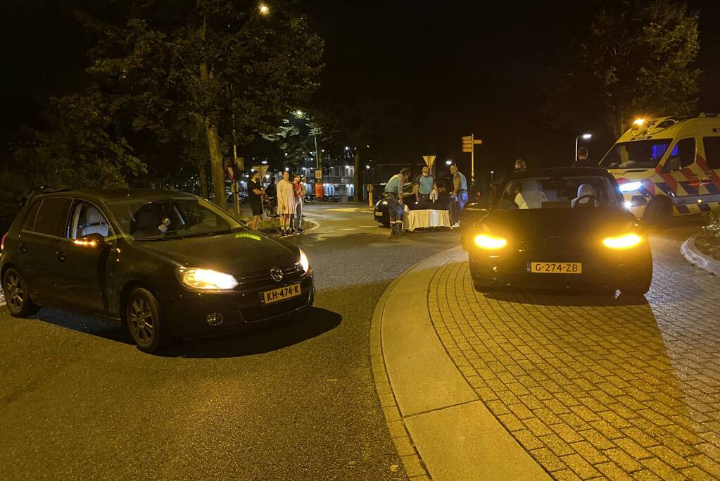 Maaltijdbezorger gaat onderuit op rotonde