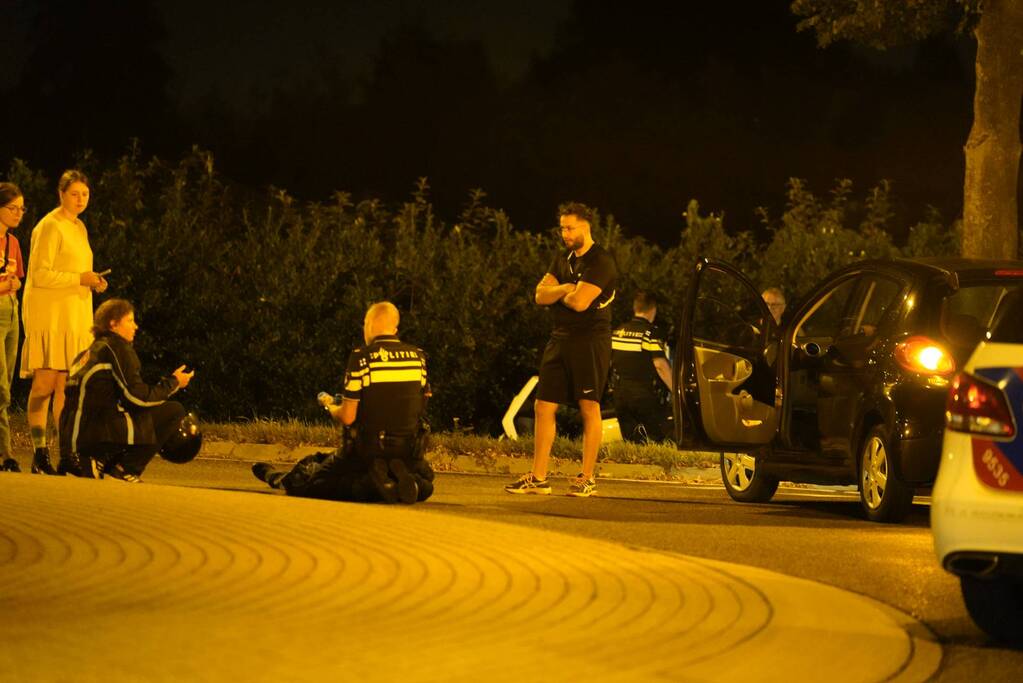 Maaltijdbezorger gaat onderuit op rotonde