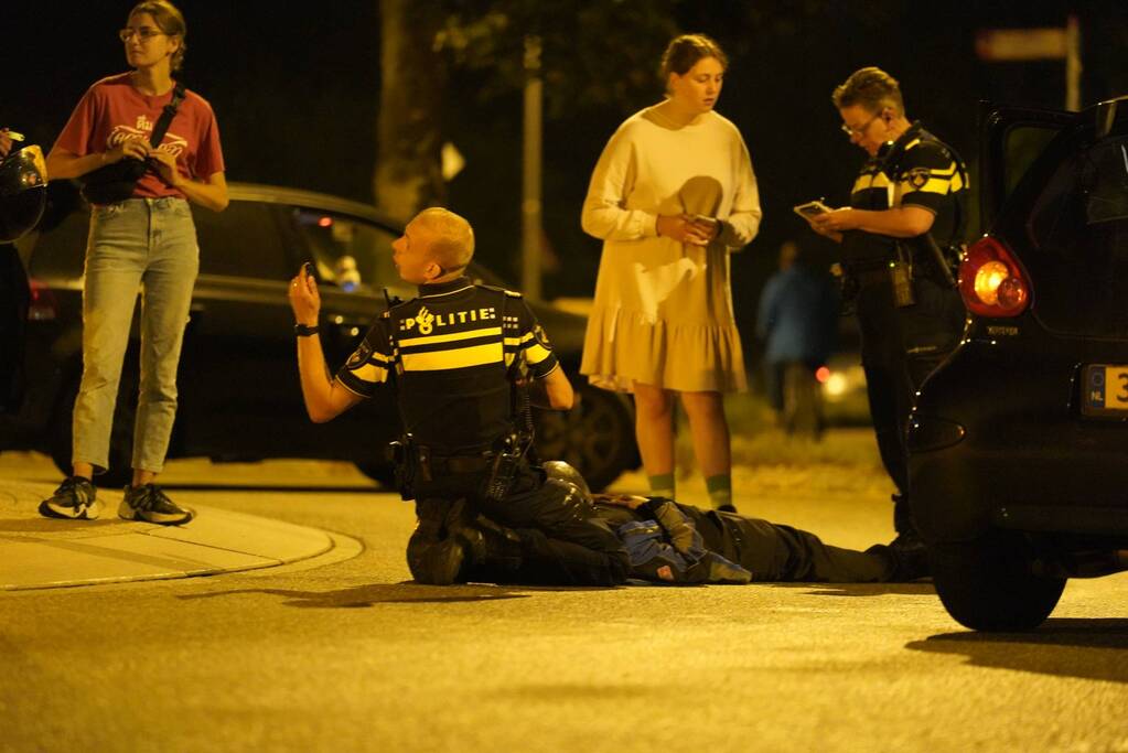 Maaltijdbezorger gaat onderuit op rotonde