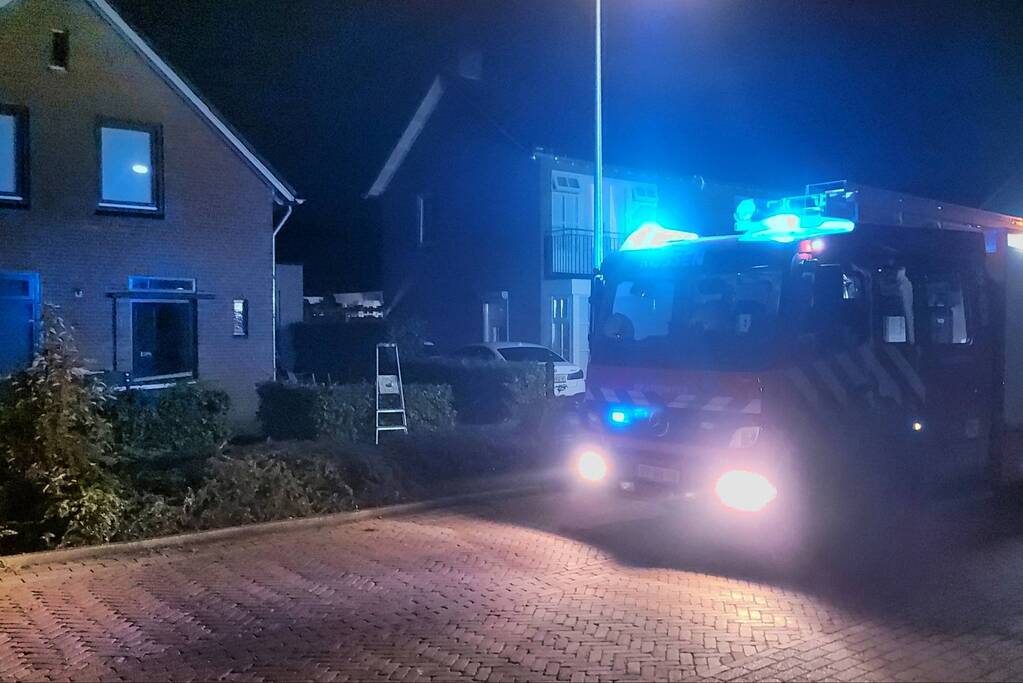 Brandweer blust brand aan achterzijde van woning