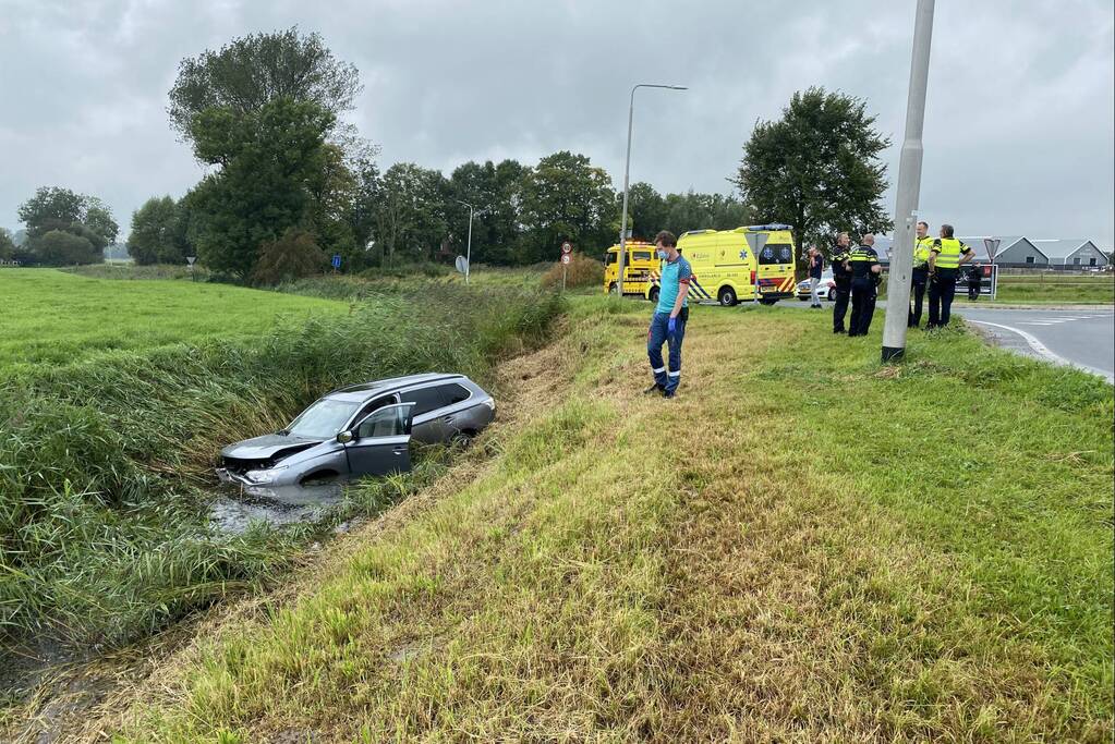 Vrouw belandt met auto in de sloot