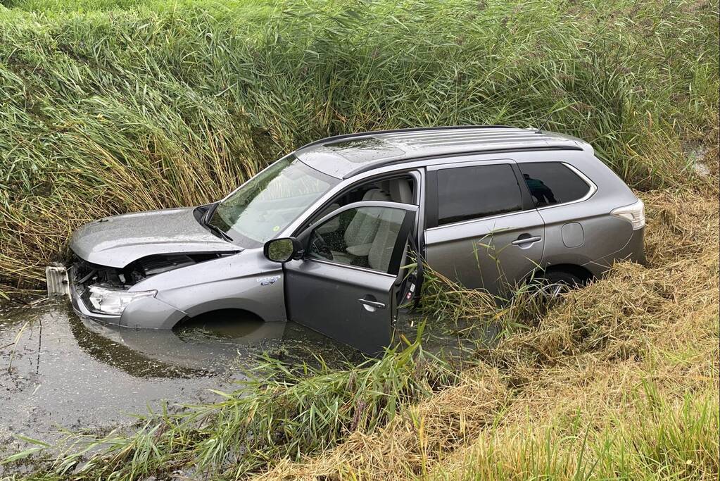 Vrouw belandt met auto in de sloot