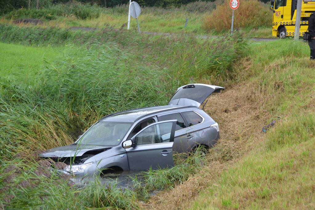 Vrouw belandt met auto in de sloot