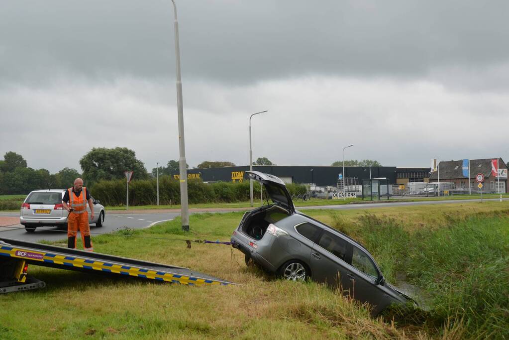 Vrouw belandt met auto in de sloot