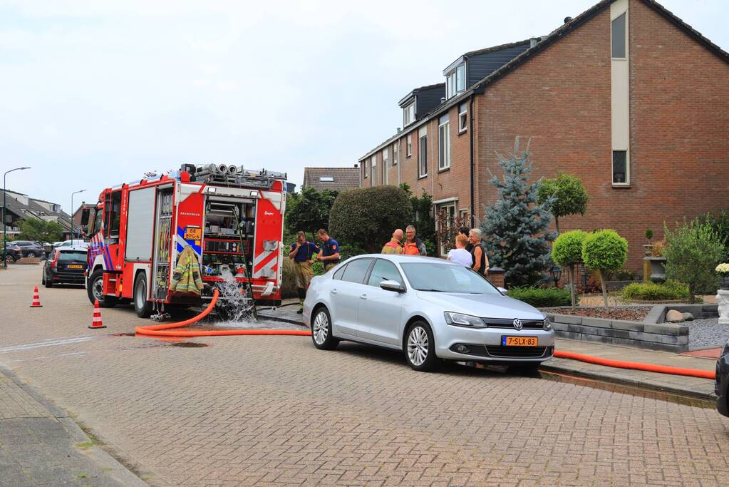 Brandweer spoelt riool door na vreemde lucht