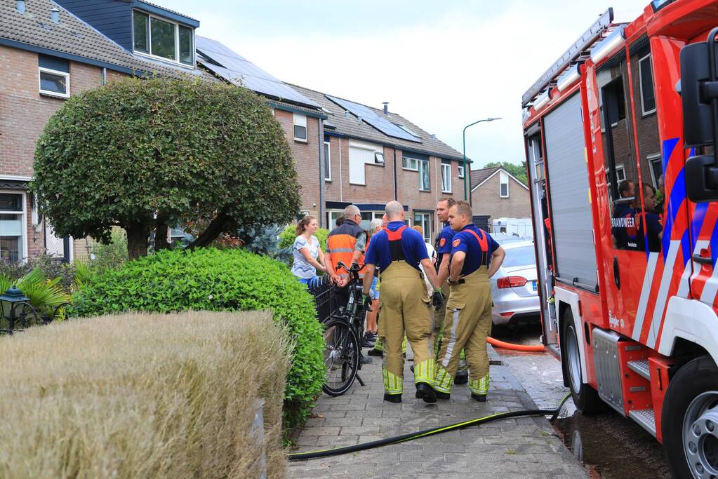 Brandweer spoelt riool door na vreemde lucht