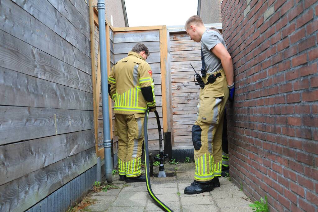 Brandweer spoelt riool door na vreemde lucht