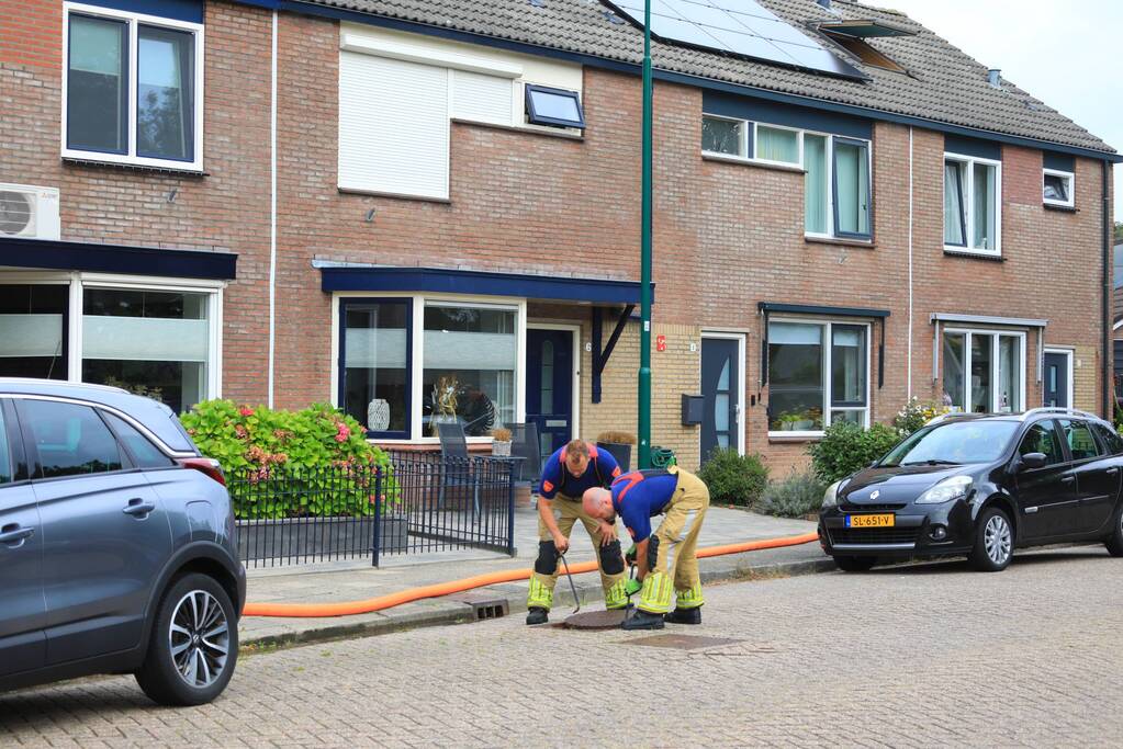 Brandweer spoelt riool door na vreemde lucht