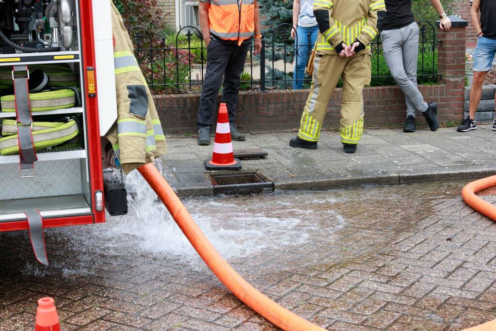 Brandweer spoelt riool door na vreemde lucht