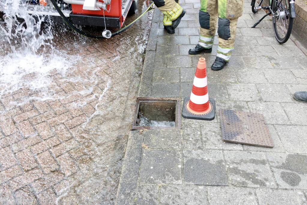 Brandweer spoelt riool door na vreemde lucht