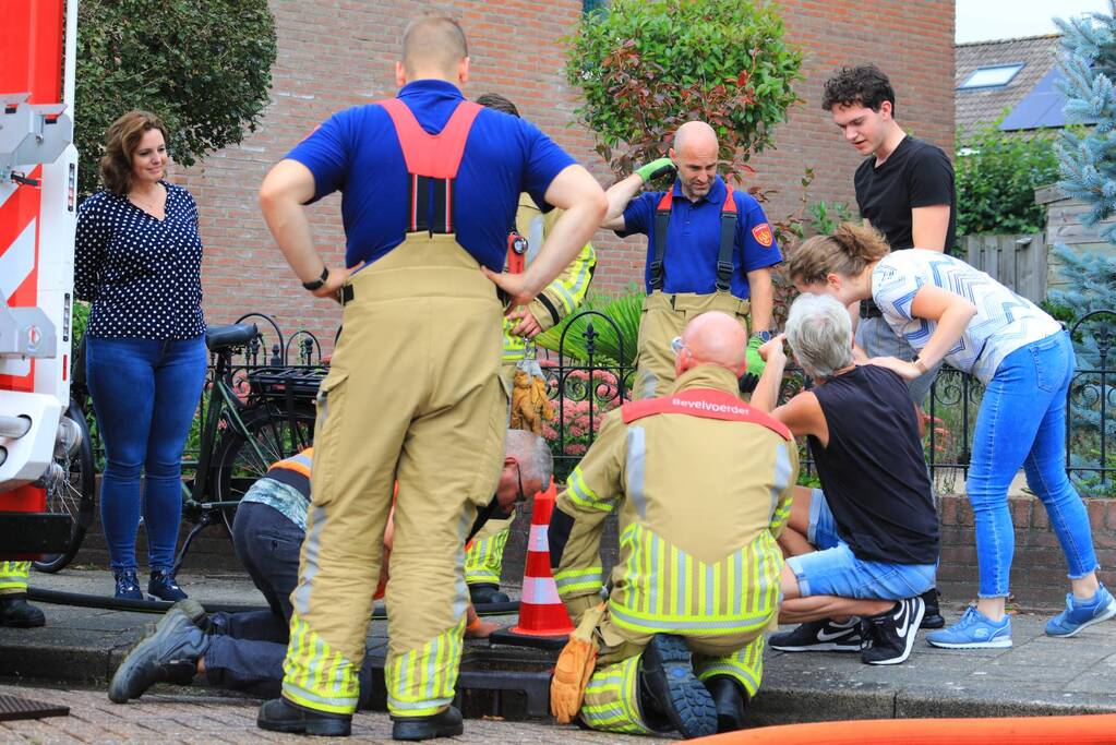 Brandweer spoelt riool door na vreemde lucht
