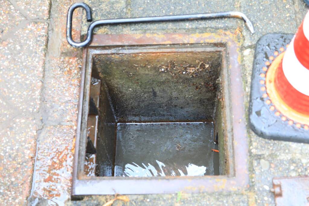 Brandweer spoelt riool door na vreemde lucht