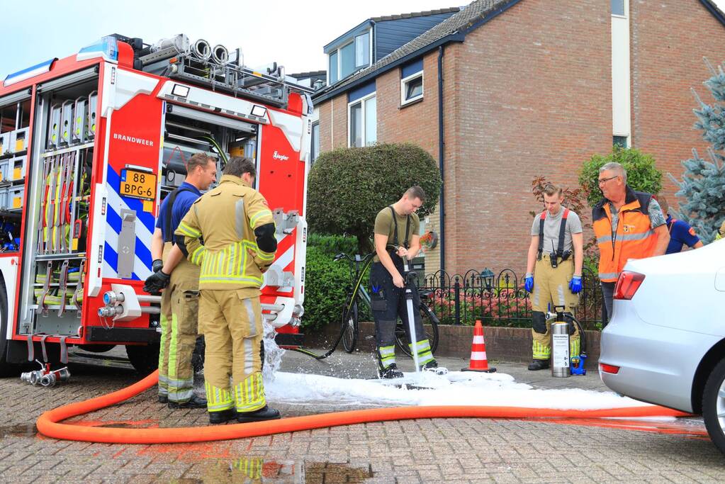 Brandweer spoelt riool door na vreemde lucht
