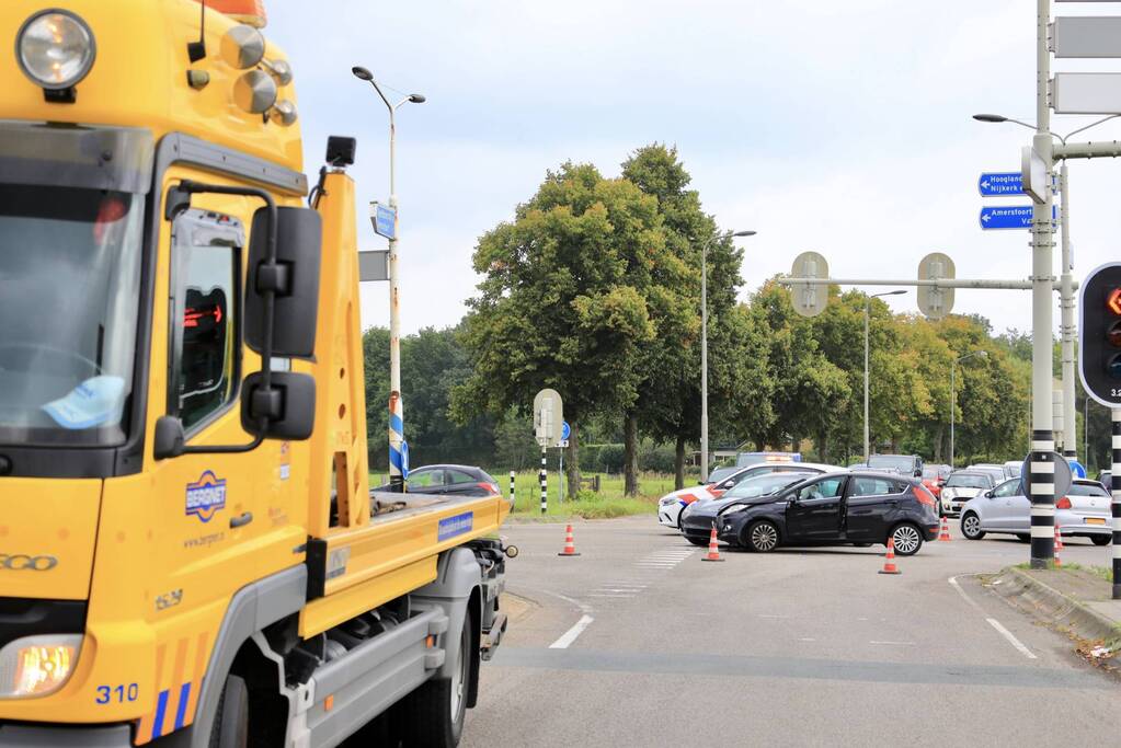 Flinke schade bij verkeersongeval op kruispunt