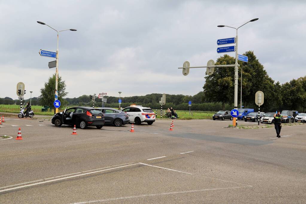 Flinke schade bij verkeersongeval op kruispunt