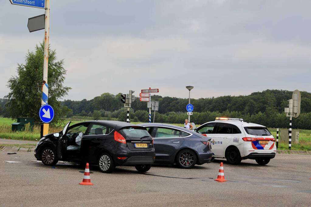 Flinke schade bij verkeersongeval op kruispunt