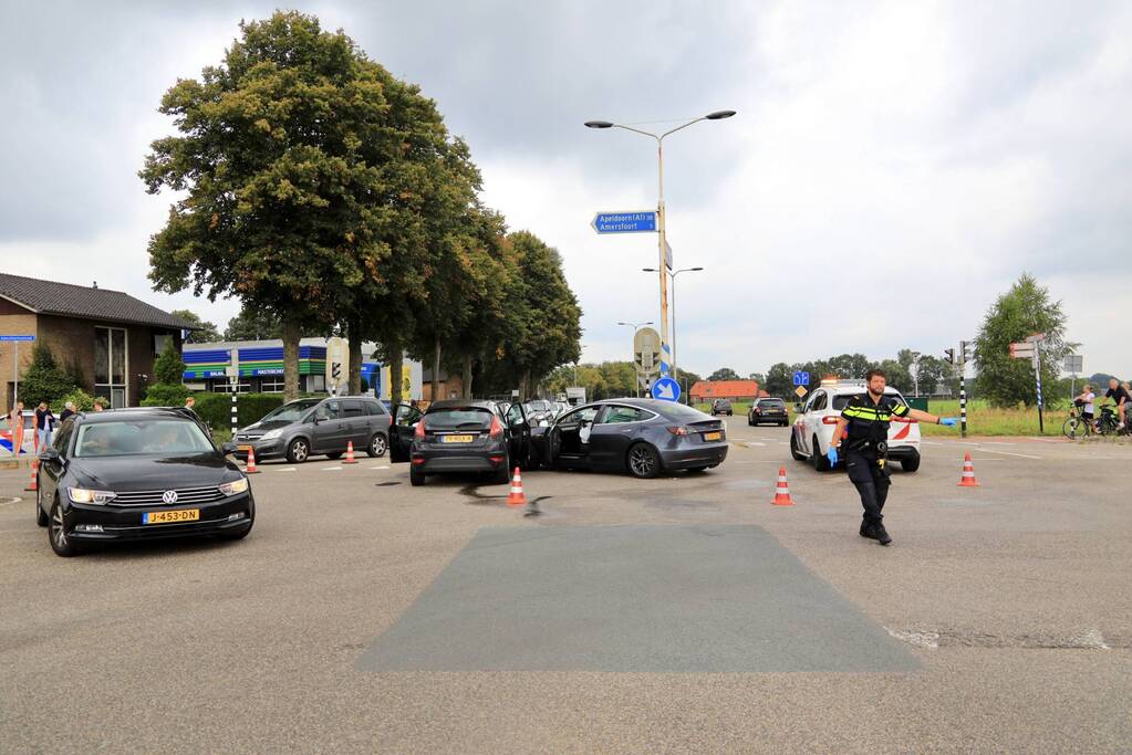 Flinke schade bij verkeersongeval op kruispunt