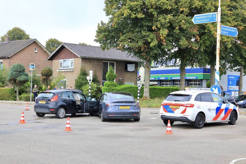 Flinke schade bij verkeersongeval op kruispunt