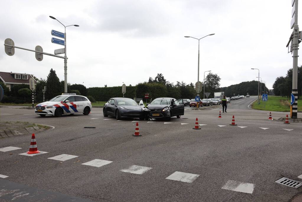 Flinke schade bij verkeersongeval op kruispunt