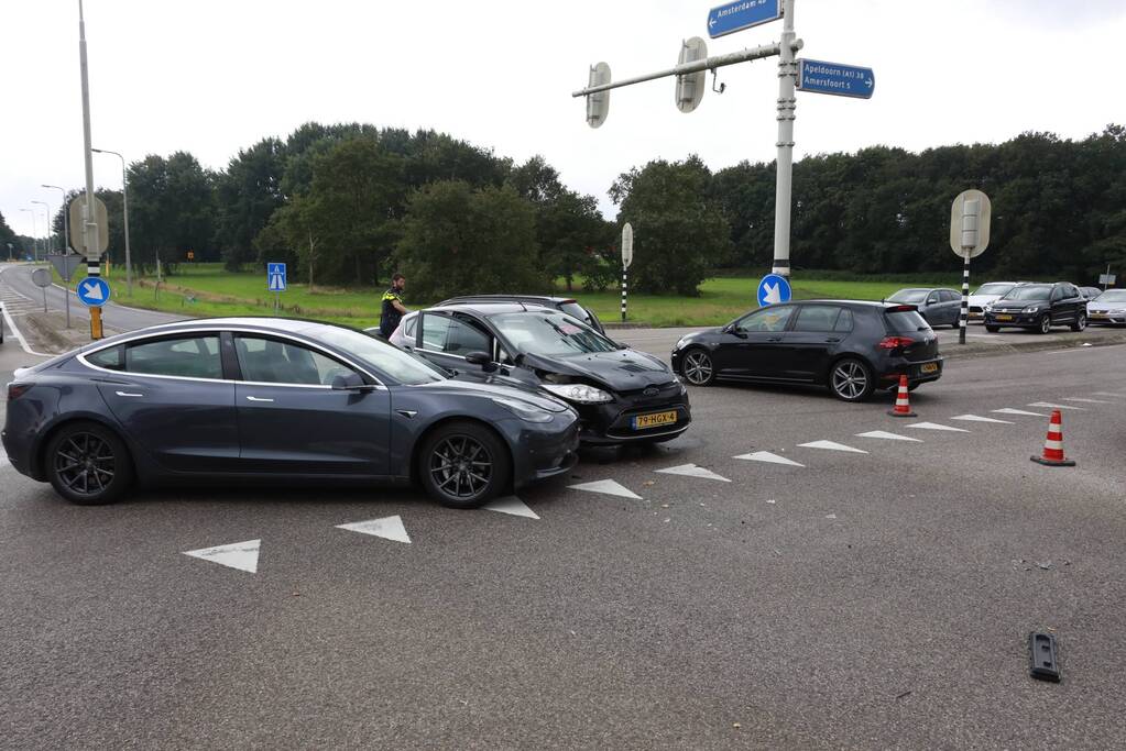 Flinke schade bij verkeersongeval op kruispunt