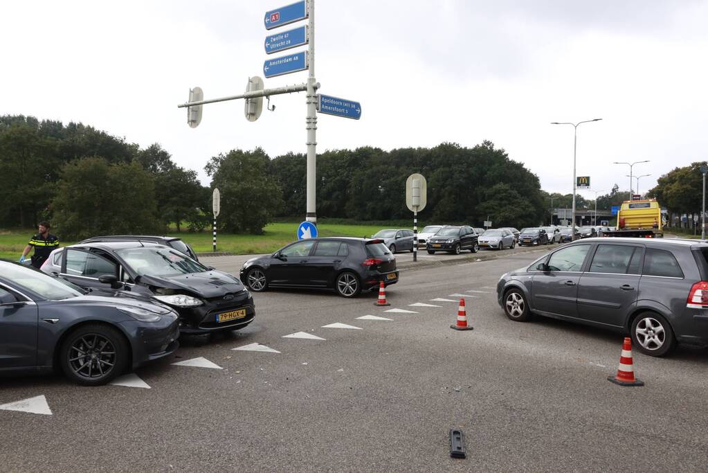 Flinke schade bij verkeersongeval op kruispunt
