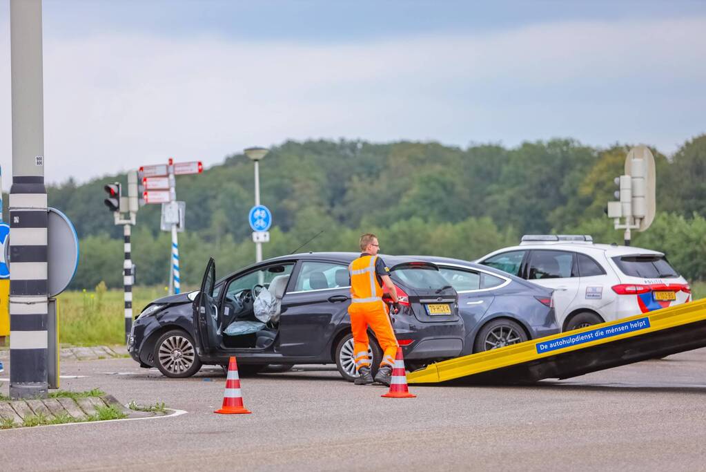 Flinke schade bij verkeersongeval op kruispunt