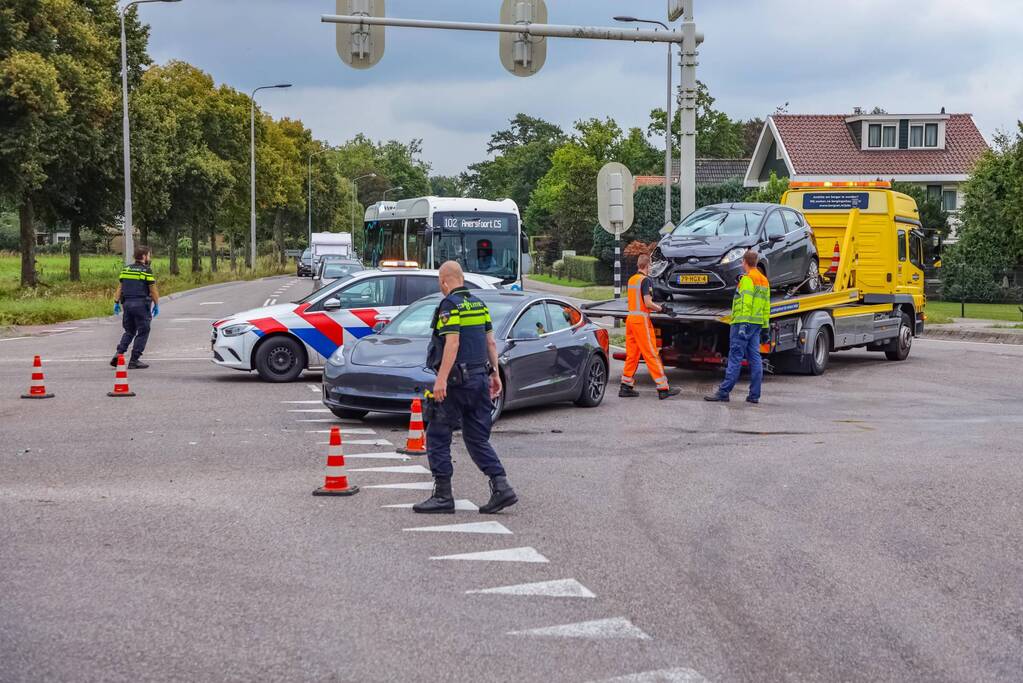 Flinke schade bij verkeersongeval op kruispunt