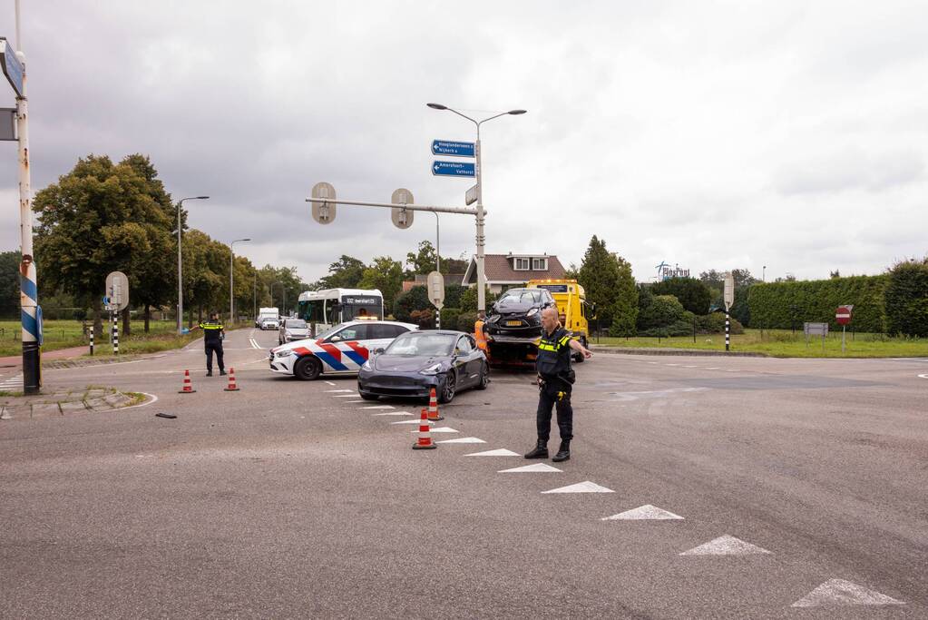 Flinke schade bij verkeersongeval op kruispunt