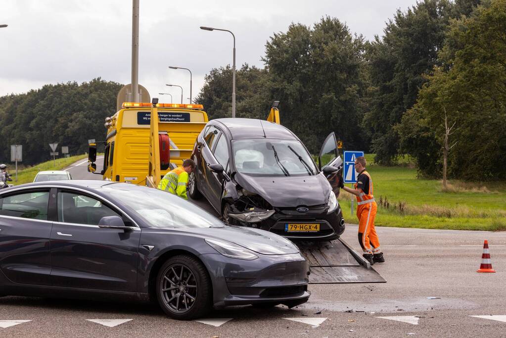 Flinke schade bij verkeersongeval op kruispunt